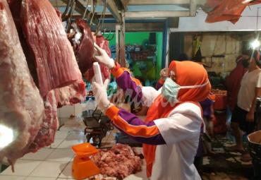 Pemeriksaan atau pengawasan peredaran daging sering dilakukan setiap bulannya. Namun menjelang lebaran ini, petugas Dinas Pangan dan Pertanian Kota Bengkulu akan meningkatkan pengawasan dan pemeriksaan terhadap daging oplosan.