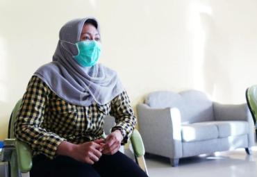 Lebaran kali ini katanya, tradisi maaf-maafan hanya dilakukan lewat telepon dan  video call sebagai pengobat rindu bersama keluarga.  