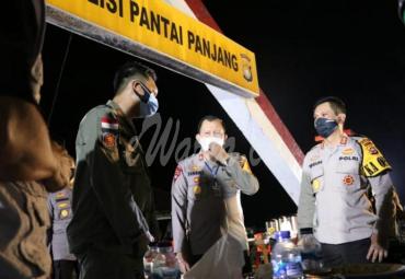 Bersama wakapolda, irwasda, beberapa pejabat utama Polda Bengkulu lainnya dan Gugus tugas Penanganan Covid-19, sejak isya Kapolda sudah standby di Pospol Pantai Panjang Bengkulu.