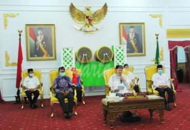 Gubernur Rohidin usai pimpin Halal Bilalal Bersama Forkopimda Provinsi Bengkulu, DPRD Provinsi Bengkulu, Instansi Vertikal, Bupati/Walikota Beserta Jajaran Serta Forkopimda Kab/Kota se-Provinsi Bengkulu, BUMN/BUMD dan Perbankan se-Provinsi Bengkulu via Virtual Meeting di Gedung Daerah Balai Raya Semarak Bengkulu, Rabu (27/05).