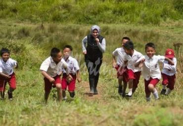 Bupati Luwu Utara akrab bersama siswa Sekolah Dasar.