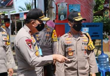Kapolda Bengkulu Irjen Pol. Drs. Teguh Sarwono, M.Si langsung melakukan pengecekan ke perbatasan-perbatasan kota Bengkulu, Minggu (24/05/2020).