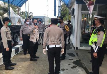 Petugas terus berjaga di posko-posko perbatasan.