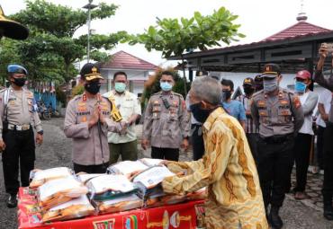Kapolda Bengkulu Irjen Pol Drs Teguh Sarwono, M.Si.,  menyalurkan bantuan beras kepada masyarakat yang di Kabupaten seprovinsi Bengkulu .