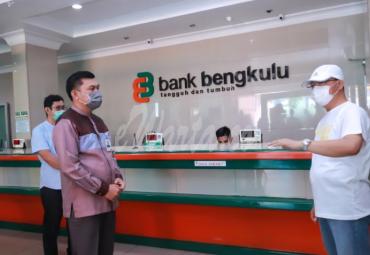 Gubernur Bengkulu Rohidin Mersyah meninjau fasilitas pelayanan publik, agar tetap berjalan normal dan sesuai prosedur protokol kesehatan pencegahan Covid-19, di salah satu Badan Usaha Milik Daerah (BUMD) Bank Bengkulu cabang utama, (29/5).