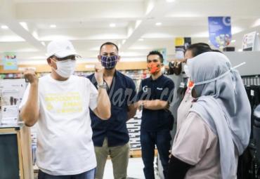 Dengan didampingi Manager Building Mega Bengkulu Edito Dwi Antoro, Gubernur Rohidin memasuki area pintu masuk mall dengan taat prosedur, seperti pemeriksaan suhu tubuh dan mencuci tangan.