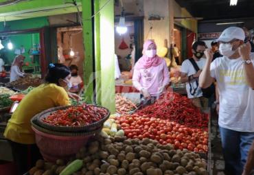 Menanggapi curhatan tersebut, Gubernur Rohidin menyampaikan motivasi agar pedagang tetap semangat dan yakin perekonomian akan segera normal kembali.
