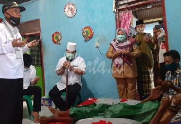Walikota Bengkulu Helmi dan Wakil Walikota Dedy Wahyudi didampingi Kepala Badan Amil Zakat Nasional (Baznas) Kota Bengkulu Habib Abdurahman Alkaf memberikan bantuan santunan dan sembako dari Baznas.