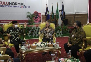 Gubernur Bengkulu juga memberikan piagam penghargaan kepada Defrizal dan apresiasi atas dedikasinya selama bertugas di Bengkulu. 