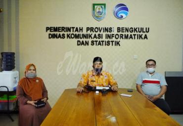 Ketua Komisi Penyiaran Indonesia Daerah (KPID) Provinsi Bengkulu Ratimnuh, di Sekretariat Media Center Diskominfo Provinsi Bengkulu, Kamis(11/6).