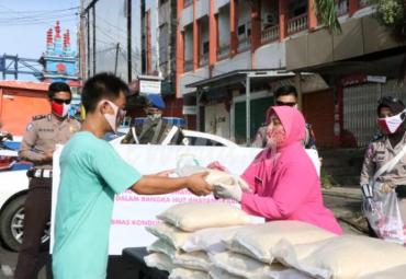 Pembagian paket bantuan kepada masyarakat.