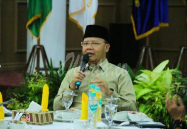 Gubernur Bengkulu Rohidin Mersyah memfasilitasi pertemuan seluruh pimpinan perguruan tinggi (PT) dan Badan Eksekutif Mahasiswa (BEM) se provinsi Bengkulu di Gedung Daerah Balai Raya Semarak, 18/06/2020.