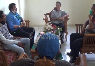 Perwakilan warga Desa Rawa Indah Seluma saat mendatangi Kantor Desa PMD.