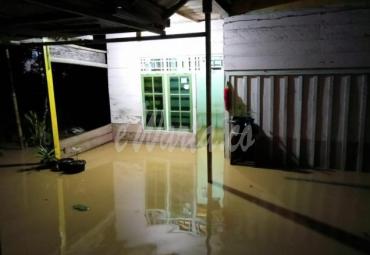 Salah satu rumah warga terendam kurang lebih setengah meter.