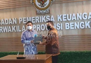 Bupati Mukomuko Choirul Huda menerima langsung penghargaan dari BPK RI.