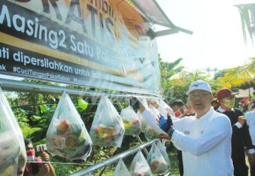 Uniknya kantong berisi kebutuhan pokok ini diletakan dengan cara digantung  (dicanthel) pada tempat yang sudah disediakan