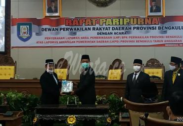 Penyerahan LHP BPK kepada Pimpinan DPRD provinsi Bengkulu.