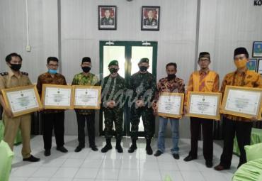 Warga penerima penghargaan berswafoto bersama Danrem 041 Gamas dan Dandim 0425 Seluma.