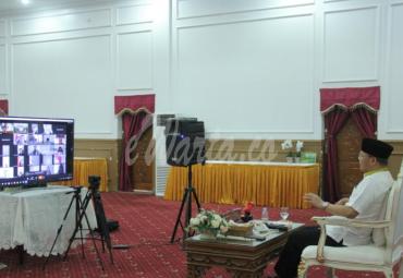 Gubernur Bengkulu Rohidin Mersyah saat menjadi Keynote Speaker Webinar Series 3 Kemenkes Bengkulu yang mengangkat tema 'Kesiapan Fisik, Psikologi dam Lingkungan Kerja di Era New Normal'.