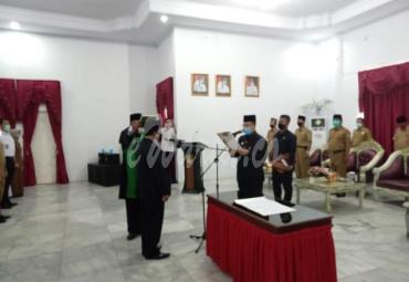 Bupati Bundra Jaya melantik Penjabat Sekda Seluma, Supratman.