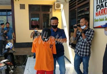Pelaku saat digelandang ke sel tahanan Polres Bengkulu Utara.