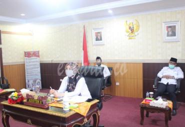 Asisten II Setda Provinsi Bengkulu Yuliswani saat memimpin rapat secara virtual terkait Sosialisasi Katalog Elektronik (E-Katalog) Lokal di Provinsi Bengkulu, Rabu (08/07) bertempat di Ruang VIP Pola Provinsi Bengkulu