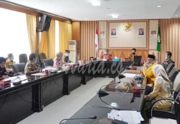 Sekretaris Daerah (Sekda) Provinsi Bengkulu Hamka Sabri memimpin rapat monitoring dan evaluasi optimalisasi pendapatan pemerintah provinsi Bengkulu bersama Tim Korsupgah KPK RI di ruang rapat pemprov Bengkulu, Kamis (9/7).