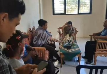 Plt Kadis PMD Kabupaten Seluma saat menerima kedatangan warga Desa Padang Kuas.