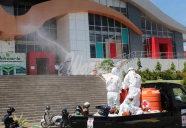 Petugas Kesehatan melakukan penyemprotan desinfektan dilingkungan perkantoran dan kampus IAIN Bengkulu.