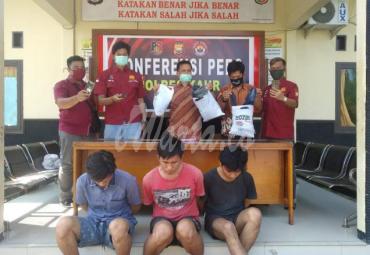 Ditangkap Polisi, tiga pelaku tak berkutik.