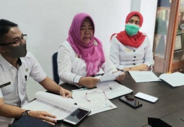 Kadis Kesehatan Kota Bengkulu Susilawaty didampingi Kabid Penanggulangan dan Pencegahan Penyakit Nelli Hartati dan Kabid Pengelolaan Informasi dan Komunikasi Publik Dinas Kominfosan Nugroho Tri Putra