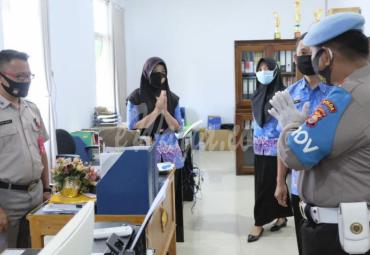 Anggota Propam menyasar pada anggota Polri yang melaksanakan tugas di bagian pelayanan publik