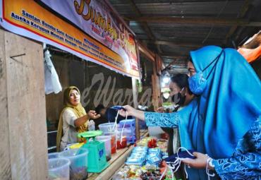TP PKK Provinsi Bagi-Bagi Masker
