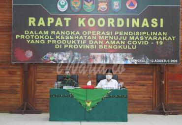 Sekretaris Daerah Provinsi Bengkulu Hamka Sabri bersama Danrem 041/Gamas Bengkulu Brigjen TNI Yanuar Adil gelar Rapat Koordinasi Penanganan Covid-19 