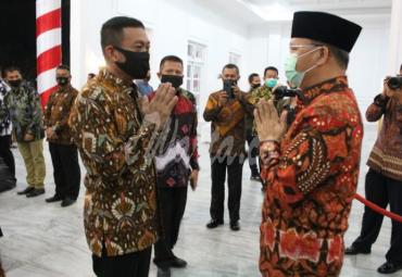 Panglima Daerah Militer II  (Pangdam II) Sriwijya Mayor Jenderal TNI Agus Suhardi saat berkunjung dan bersiturahmi ke Provinsi Bengkulu, di Gedung Daerah Bengkulu, Kamis (27/8) malam