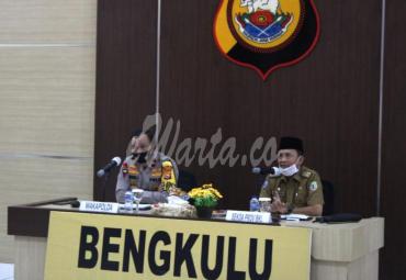 Sekretaris Daerah Provinsi Bengkulu Hamka Sabri bersama Wakapolda Bengkulu Brigjen Pol. Drs. Sahimin Zainudin saat memimpin Rapat Koordinasi perdana persiapan Panen Raya tingkat Nasional