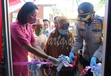 Kapolres Bengkulu Serahkan Bedah Rumah