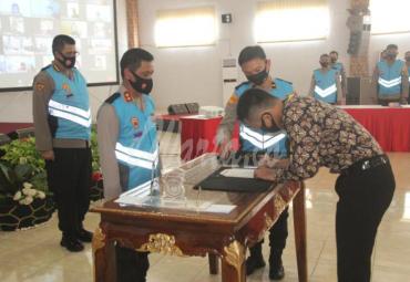 Penandatanganan Pakta Integritas Rekrutmen Penerimaan Anggota Bintara Polri Tahun 2020 di Gedung Adem Polda Bengkulu, Rabu (19/08/2020)