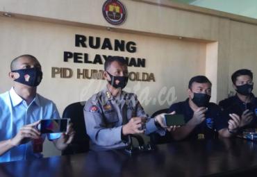 Kabid Humas Polda Bengkulu Kombes Pol Sudarno, S.Sos., M.H., didampingi Kasubdit Cyber Crime Polda NTB Kompol Yusuf Tauziri, S.Ik., serta Kanit Cyber Crime Polda Bengkulu AKP Perdana Mahardika, S.Ik pada saat press Conference diruang Press Room Bid Humas Polda Bengkulu,