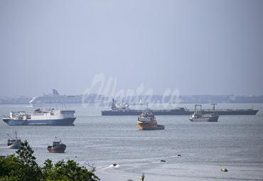 Sejumlah kapal sedang labuh jangkar di Perairan Batam, Kepulauan Riau, Senin (6/7/2020). - (antarafoto)