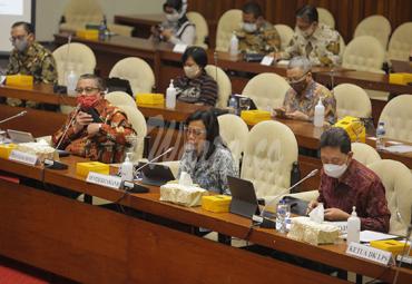 Menteri Keuangan Sri Mulyani (tengah), Gubernur Bank Indonesia (BI) Perry Warjiyo (kiri) dan Kepala Eksekutif Pengawas Perbankan OJK Heru Kristiyana (kanan) mengikuti rapat kerja dengan Komisi XI DPR di Kompleks Parlemen Senayan, Jakarta, Senin (24/8/2020). (antarafoto)