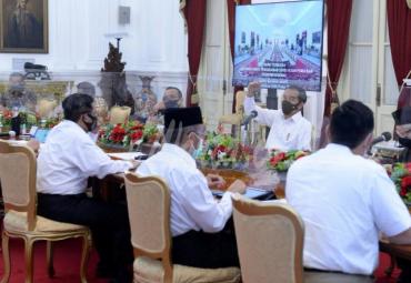 residen Joko Widodo saat memimpin rapat terbatas membahas laporan Komite Penanganan Covid-19 dan Pemulihan Ekonomi Nasional di Istana Merdeka, Jakarta, Senin (24/08/2020).