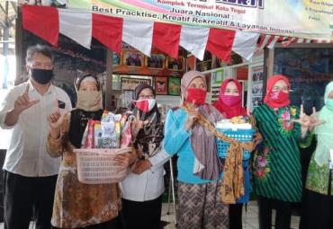 Penyuluh Agama Islam Kemenag Darsiti (tengah berbaju putih) bersama dengan masyarakat terminal Kota Tegal yang menjadi binaannya (foto: Istimewa)
