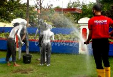 Silverman saat disemprot oleh petugas damkar Kota Bengkulu