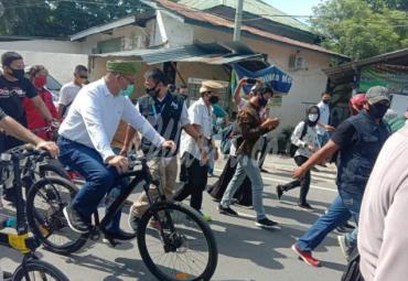 Paslon AMAN saat berjalan menuju Kantor KPU Medan dan setelah selesai mendaftar di KPU Medan.