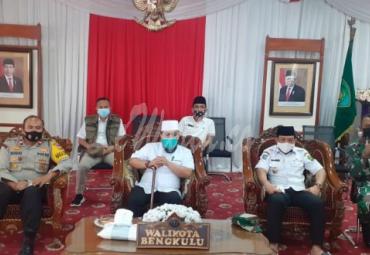 Walikota Bengkulu Helmi Hasan dan Wakil Walikota Dedy Wahyudi bersama Waka Kepolisian Resor (Polres) Bengkulu Kompol Hendri Syahputra, Plh. Kasdim 0407 Mayor Arh Asep Sepriadin