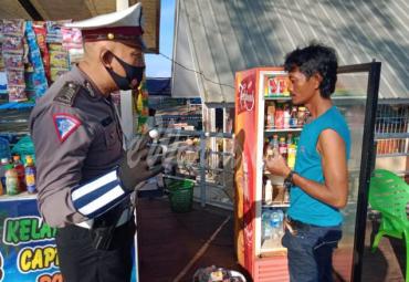 Anggota kepolisian sedang berdialog dengan warga