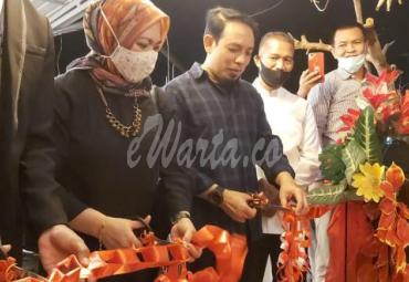 Wakil Walikota Dedy Wahyudi beserta istri menyempatkan hadir diacara grand opening cafe Pawong Kampoeng