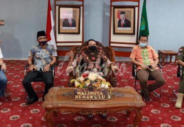 Wakil Walikota Bengkulu Dedy Wahyudi didampingi Penjabat Sesda Bujang HR, Kepala Bapenda, Kepala Kesbangpol, dan Plt Kasatpol PP mengikuti rakor dari balai kota.
