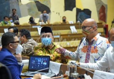 Ketua Komisi II DPR RI Ahmad Doli Kurnia (baju warna biru) berbincang dengan pimpinan penyelenggara pemilu dalam Rapat Dengar Pendapat di Gedung Parlemen Senayan, Jakarta, Senin 21 September 2020/Foto: Humas Bawaslu RI